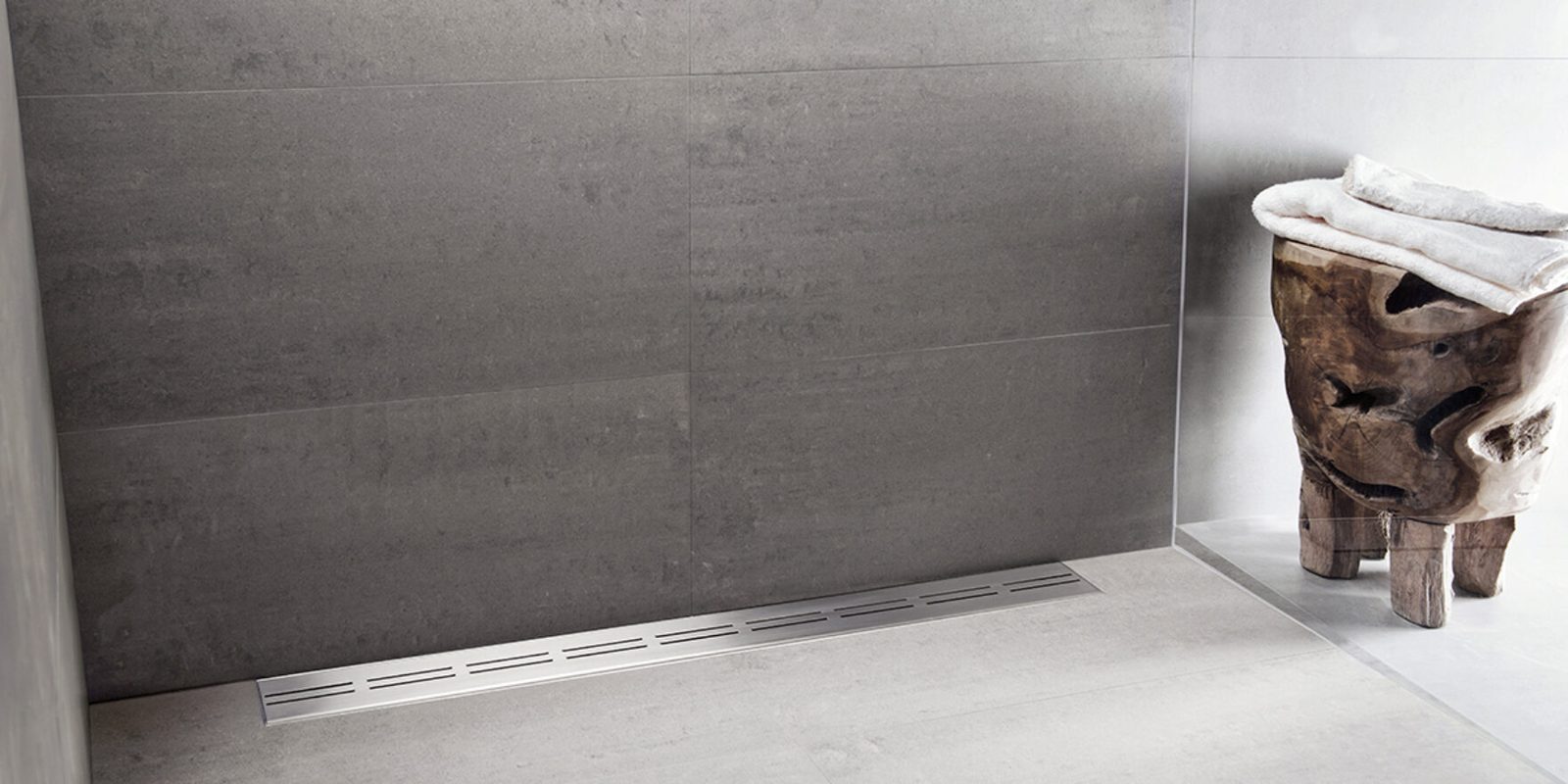 Douchevloer met afvoer tegen de wand