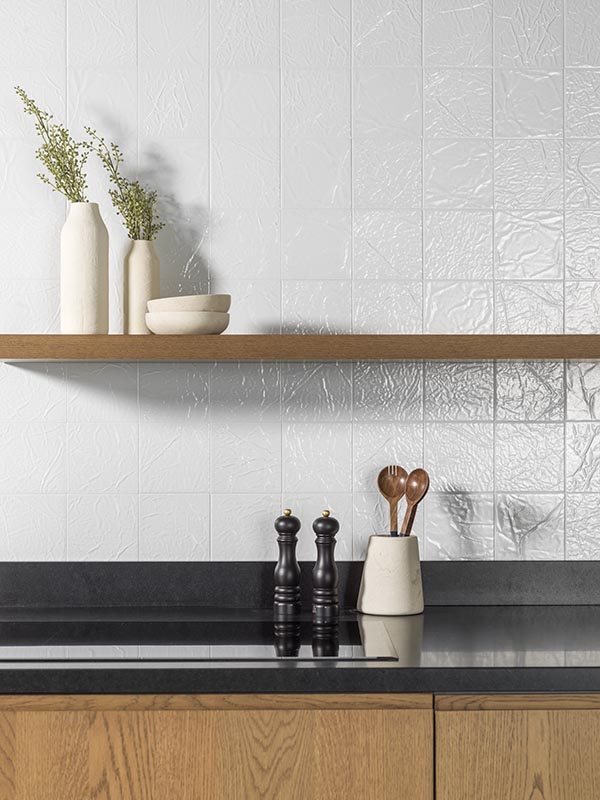 Wandtegels achter een wastafel