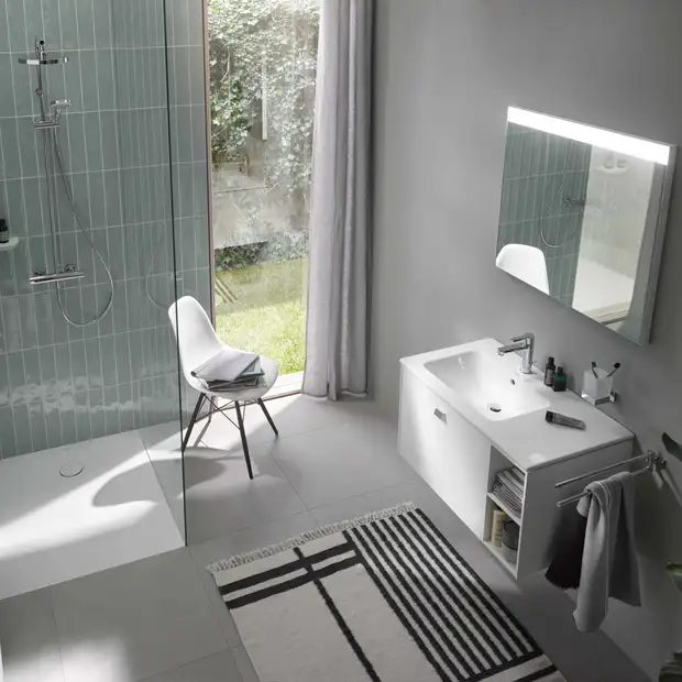 Kleine badkamer met wastafelonderkast