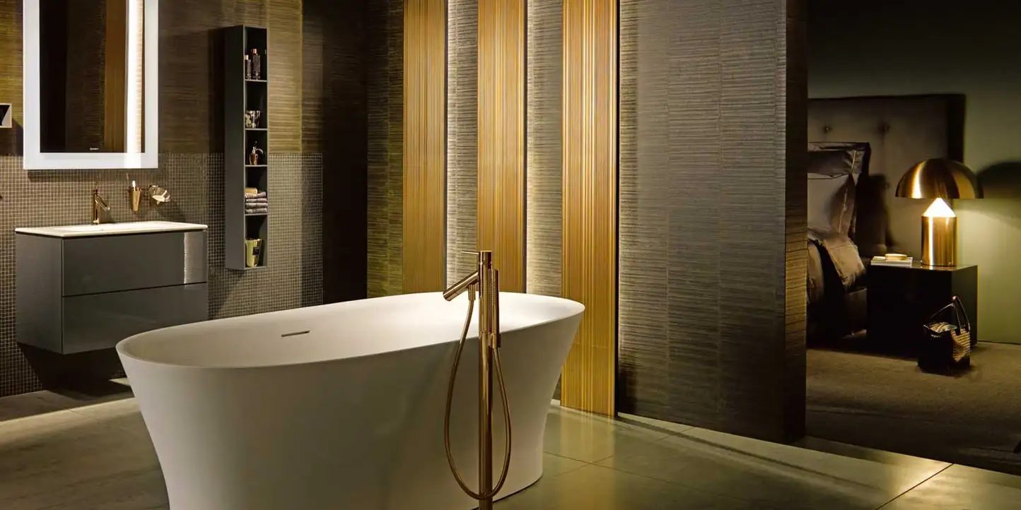 En suite badkamer met bad naast de slaapkamer