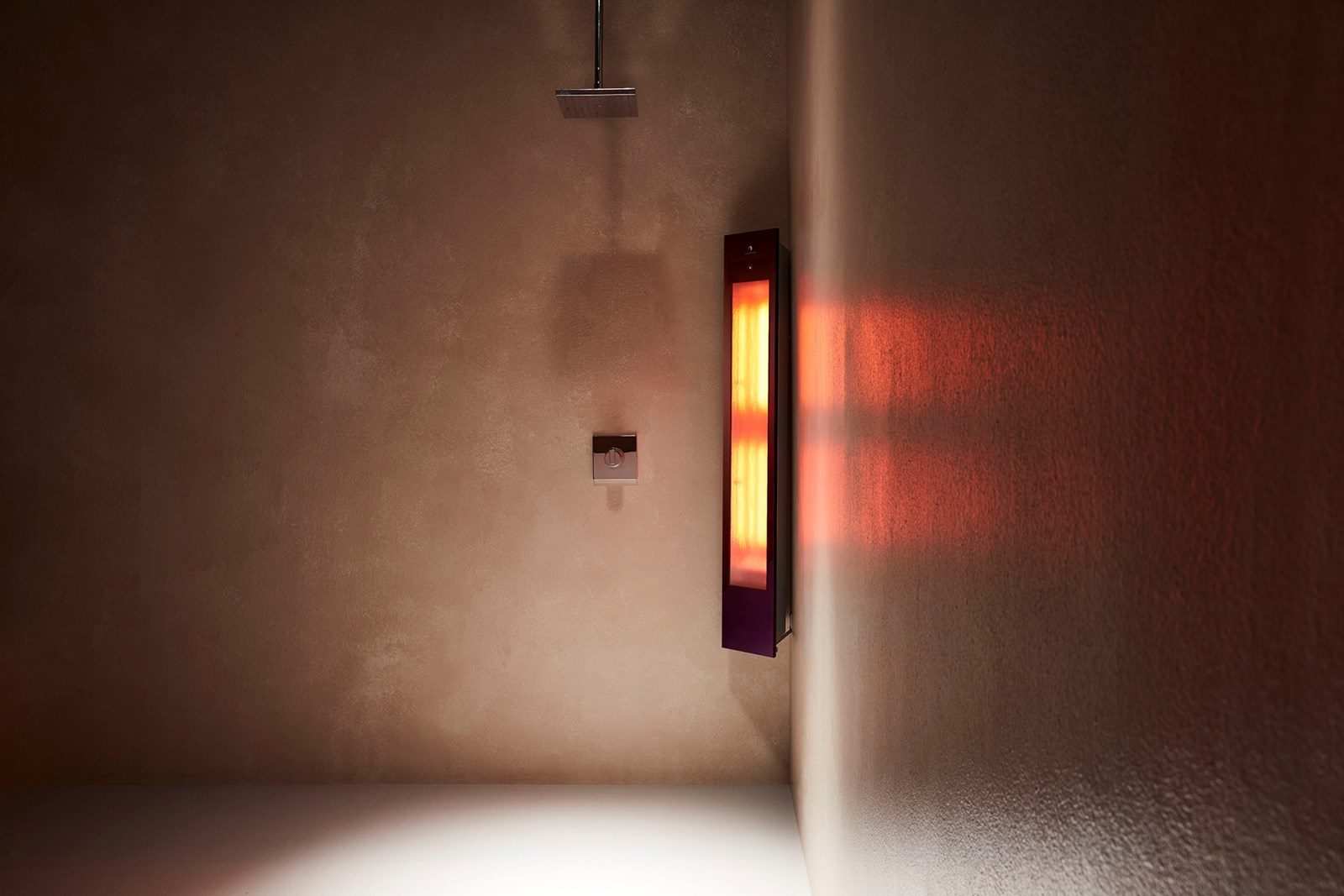 Zwarte Sunshower Solo opbouwmodel voor infraroodtherapie.