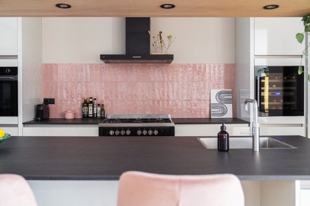 Rosé tegels met houten accent