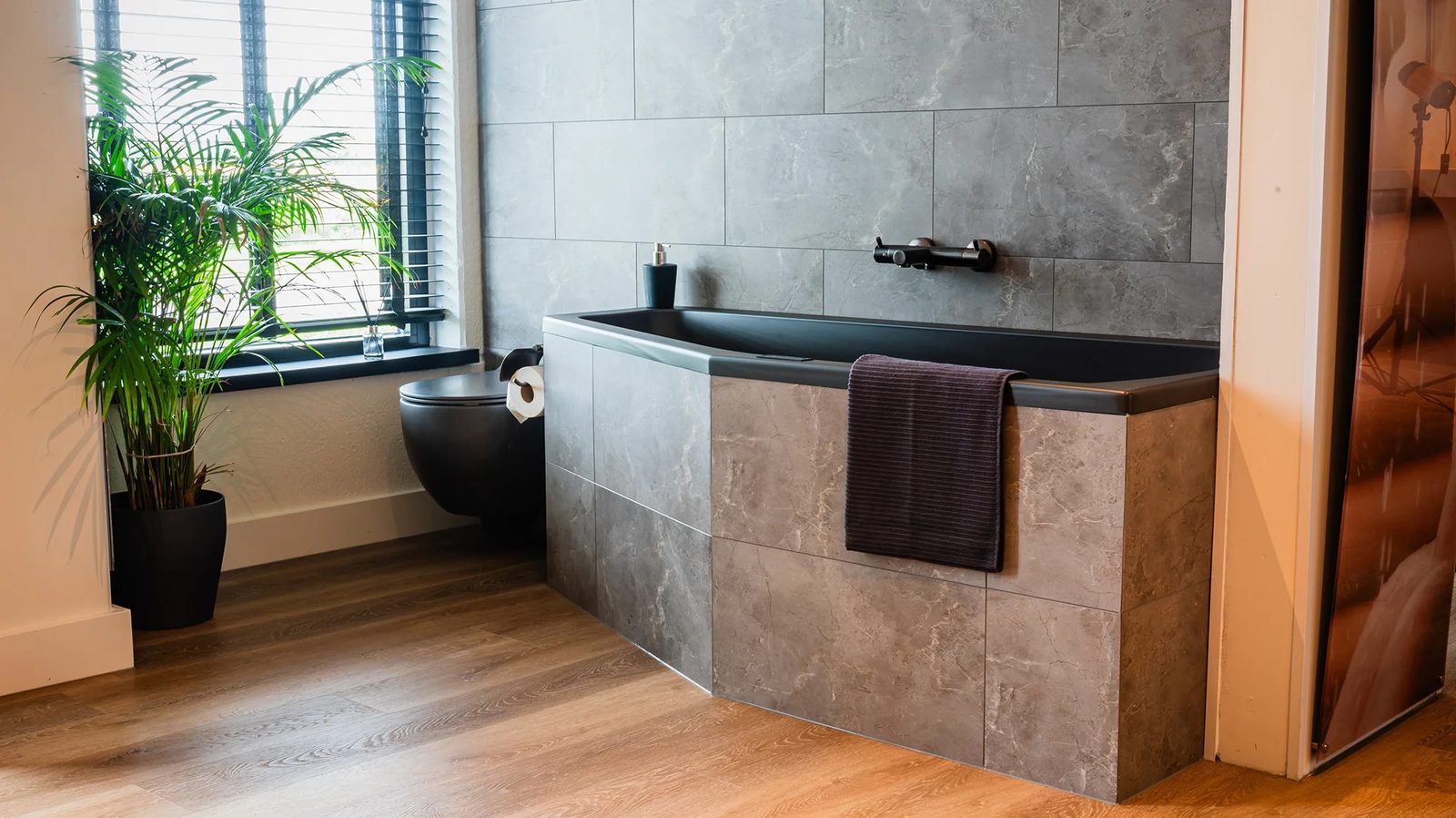 Rustige wellnesszone met bad en douche