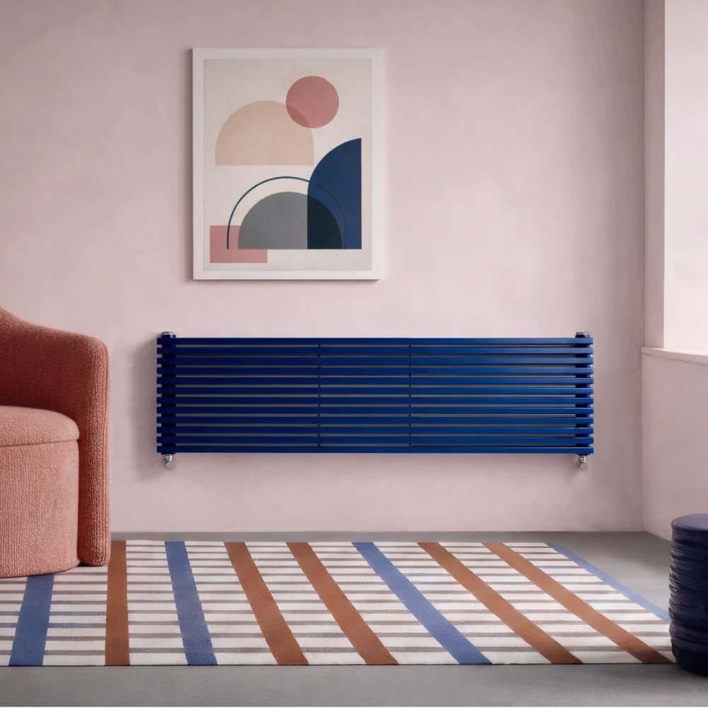 Horizontale radiator boven een meubel