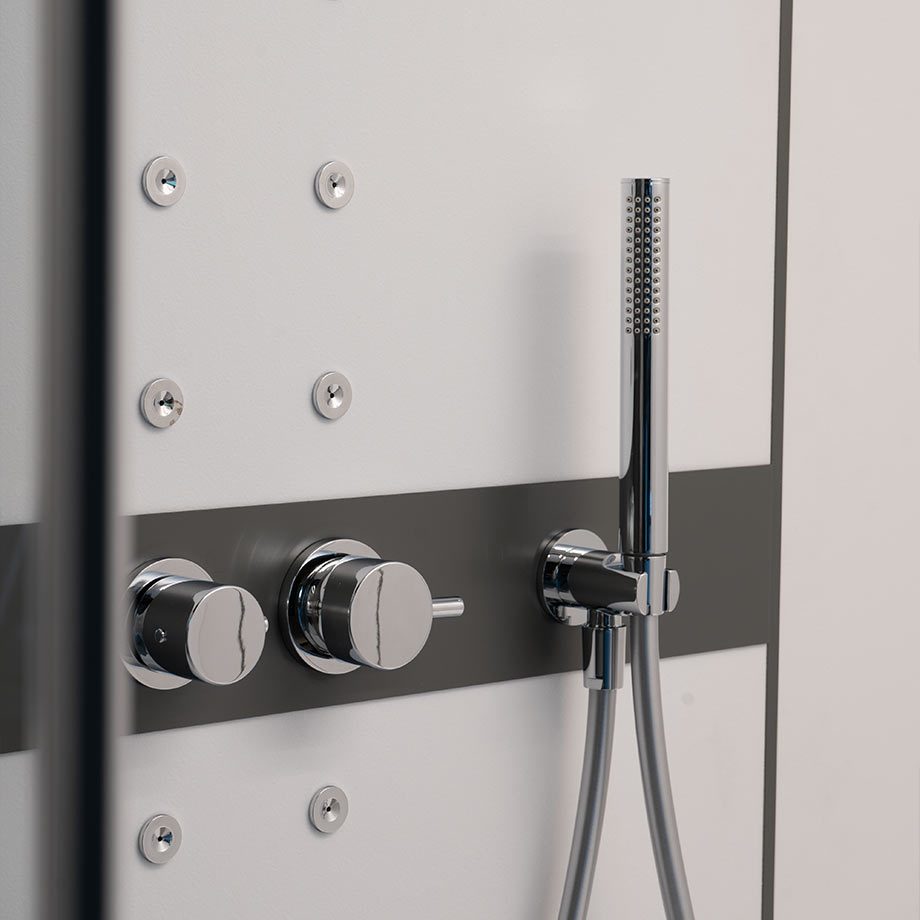 Interieur van een Novellini hammam met comfortabele zitbank.