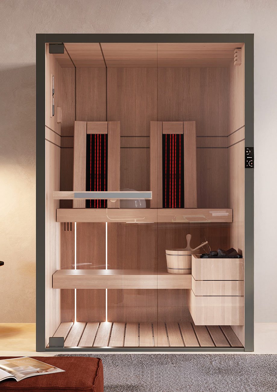 Interieur van een Novellini Celsius sauna met houten banken en saunakachel.