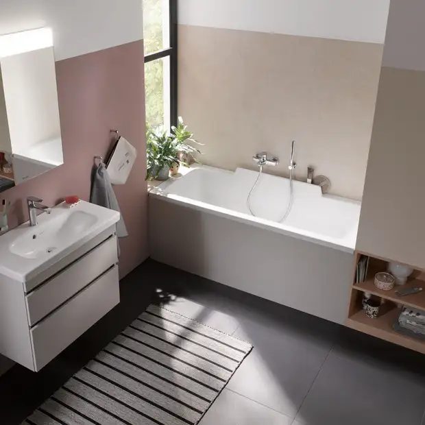 Kleine badkamer met lichte meubels