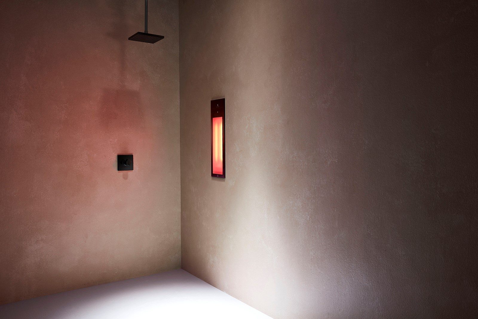 Minimalistisch zwart Sunshower Pure infraroodpaneel in een douche.