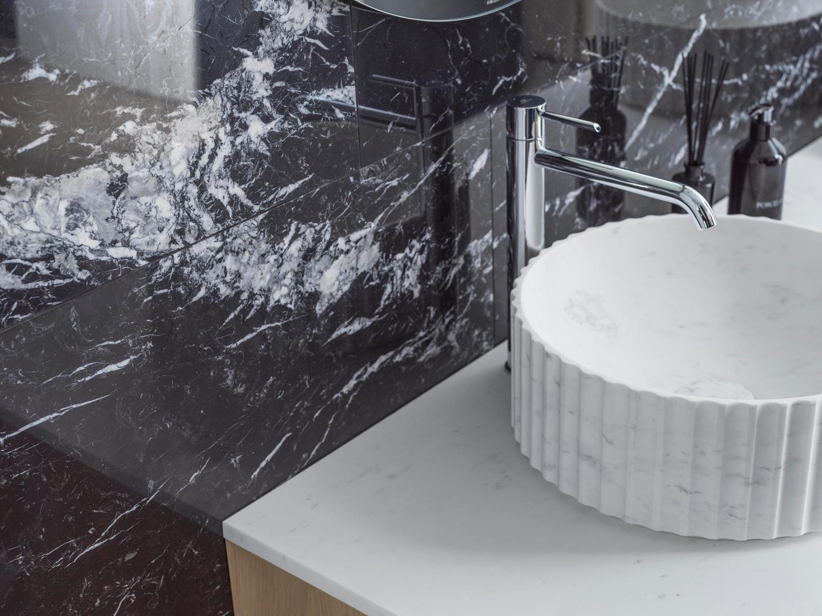 Negro Marquina marmer in de badkamer