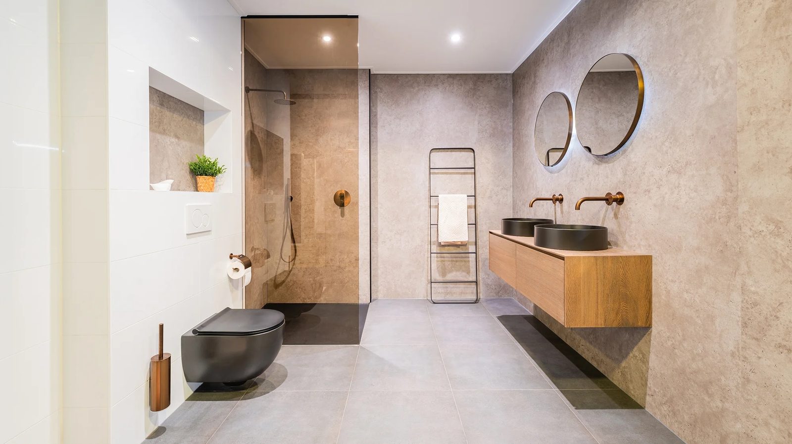 Wellnessbadkamer met douche, bad en stoomfunctie