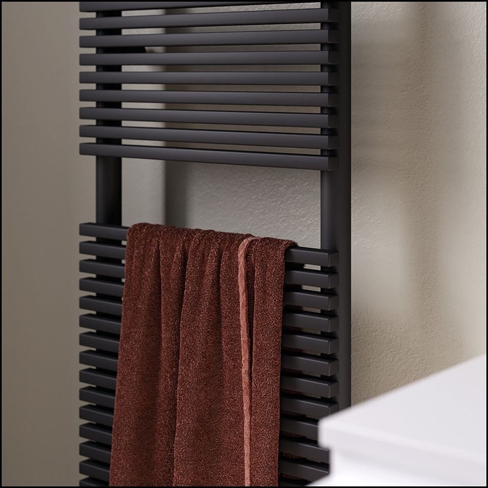 Radiator in een badkamer naast de douche