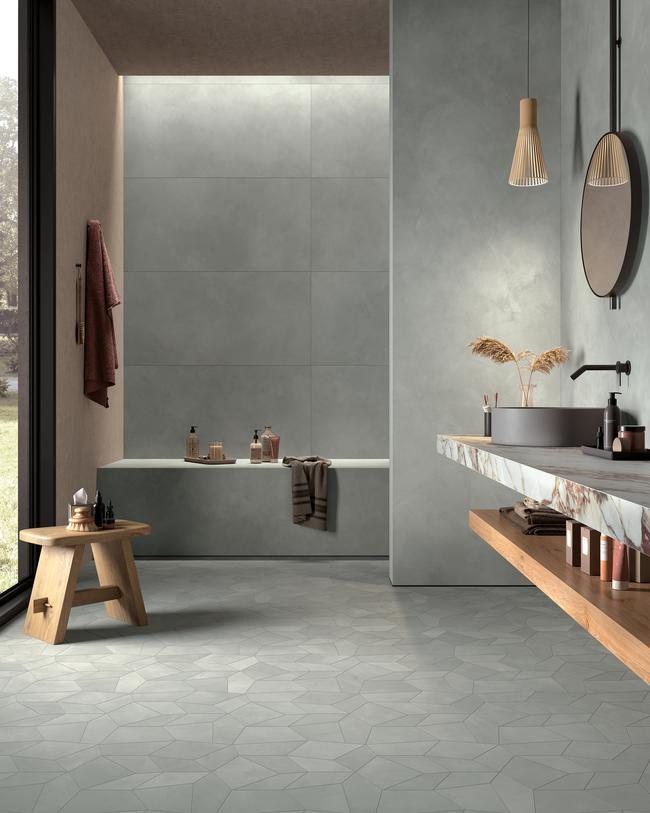 Betonlook wand achter een wastafelmeubel