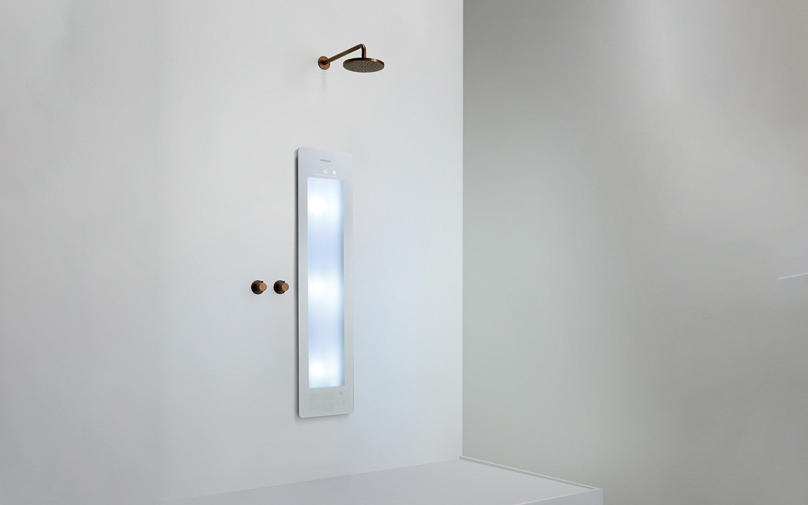 Persoon geniet van Sunshower One Plus inbouwmodel in witte uitvoering.