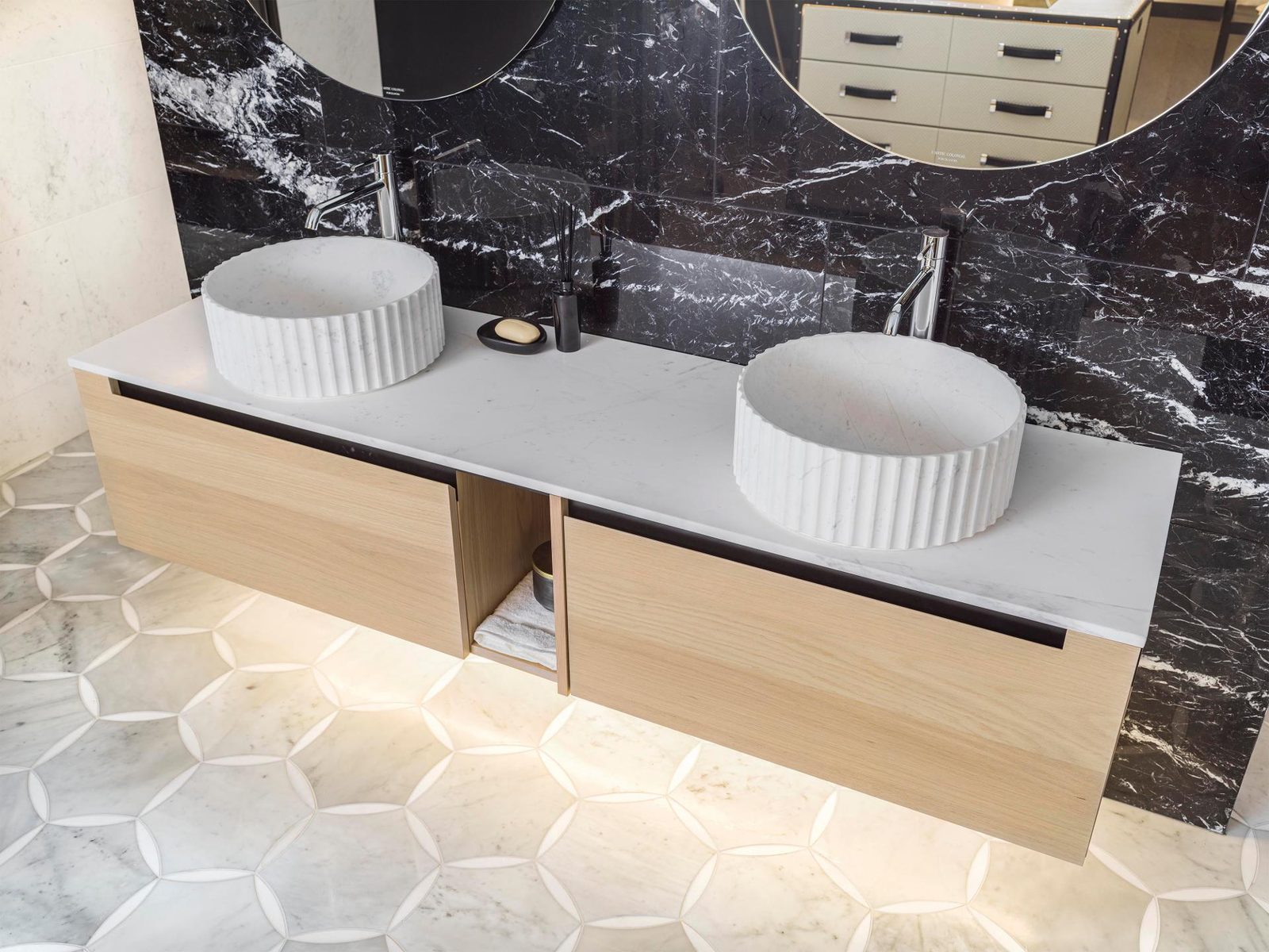 Zwart marmer als wandbekleding