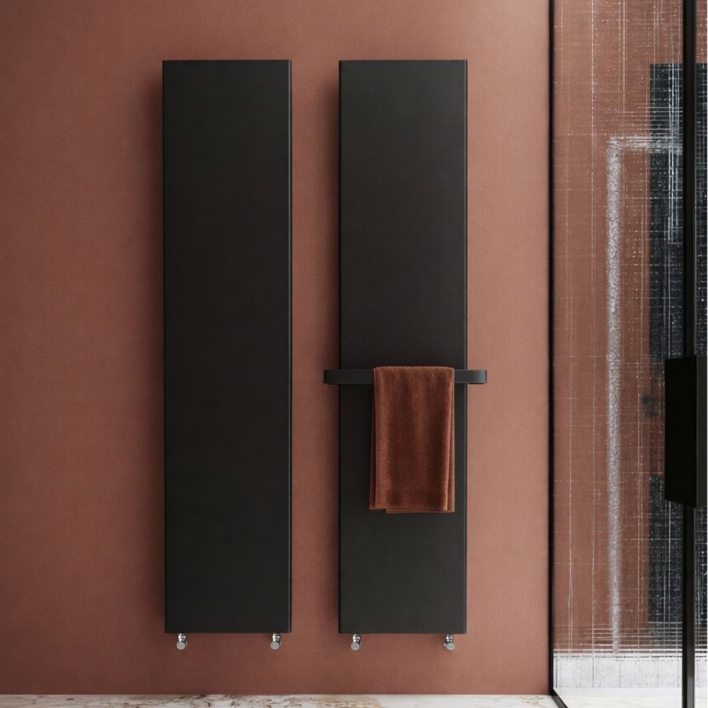 Verticale radiator naast een douche