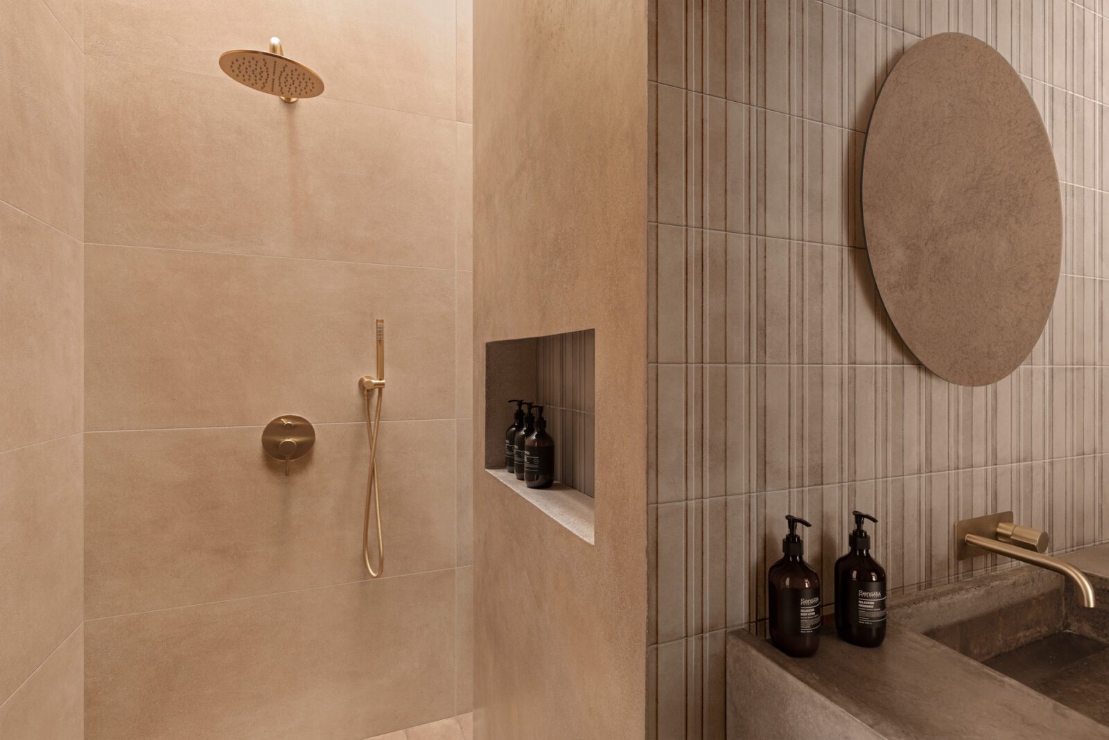 Badkamer met kleikleurige wand