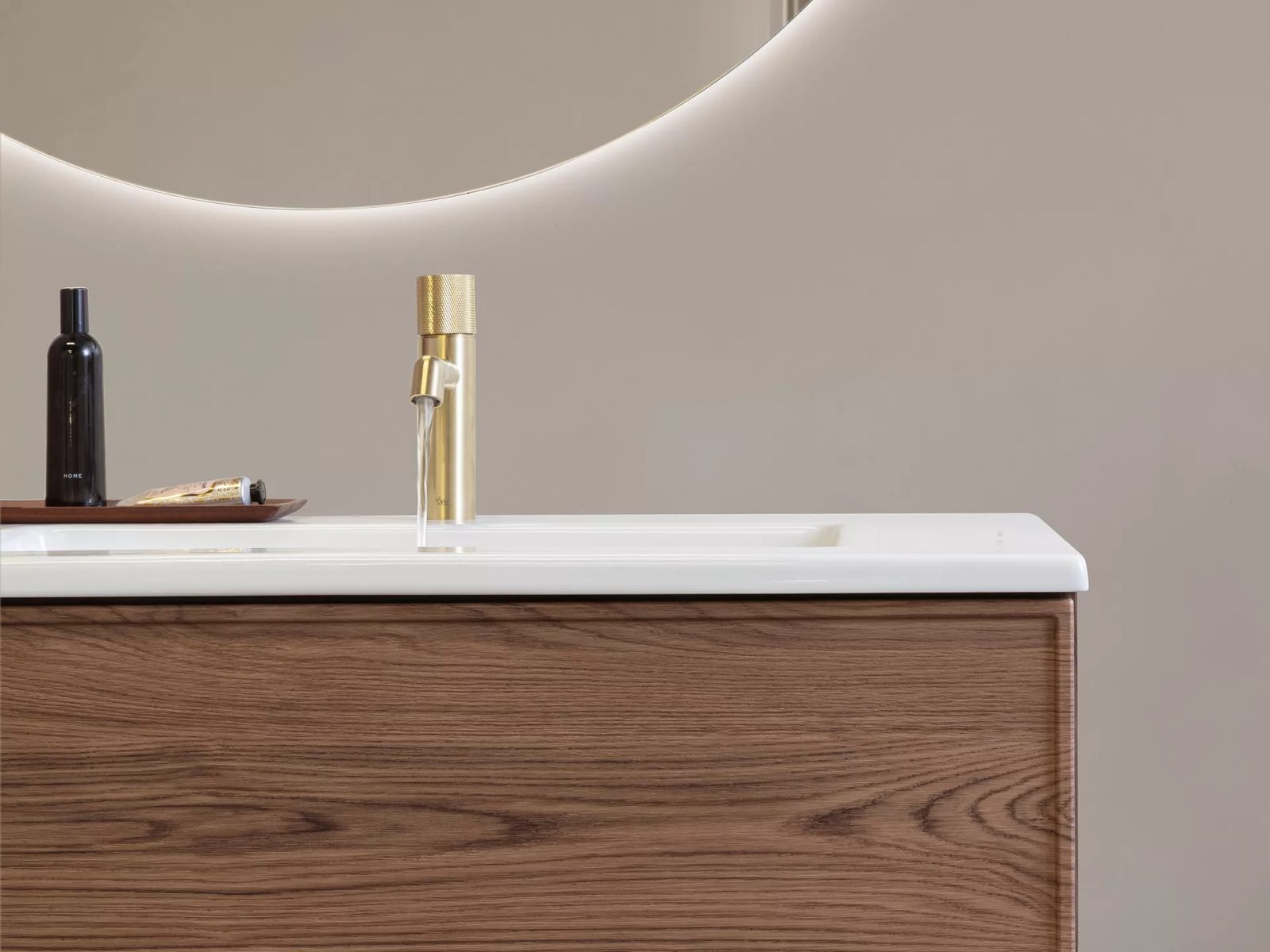 Toiletmeubel in houtfineer met verlichting