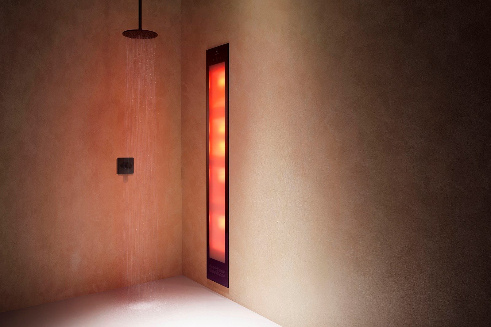 Zwart Sunshower Deluxe paneel met infraroodstralers ingebouwd in een douchewand.