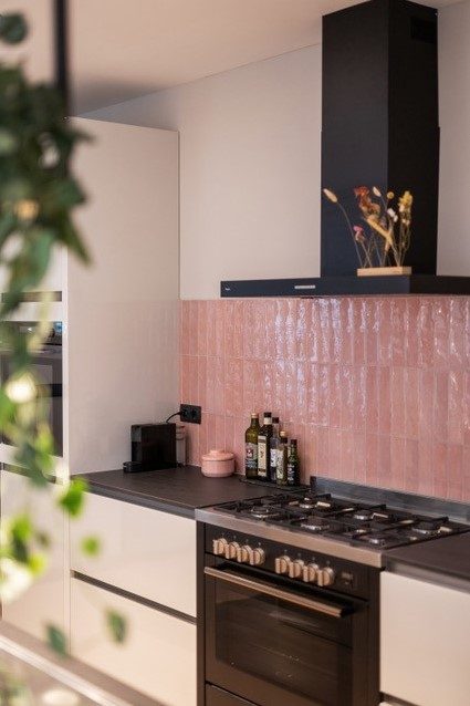 Rosé tegelwand in een interieur