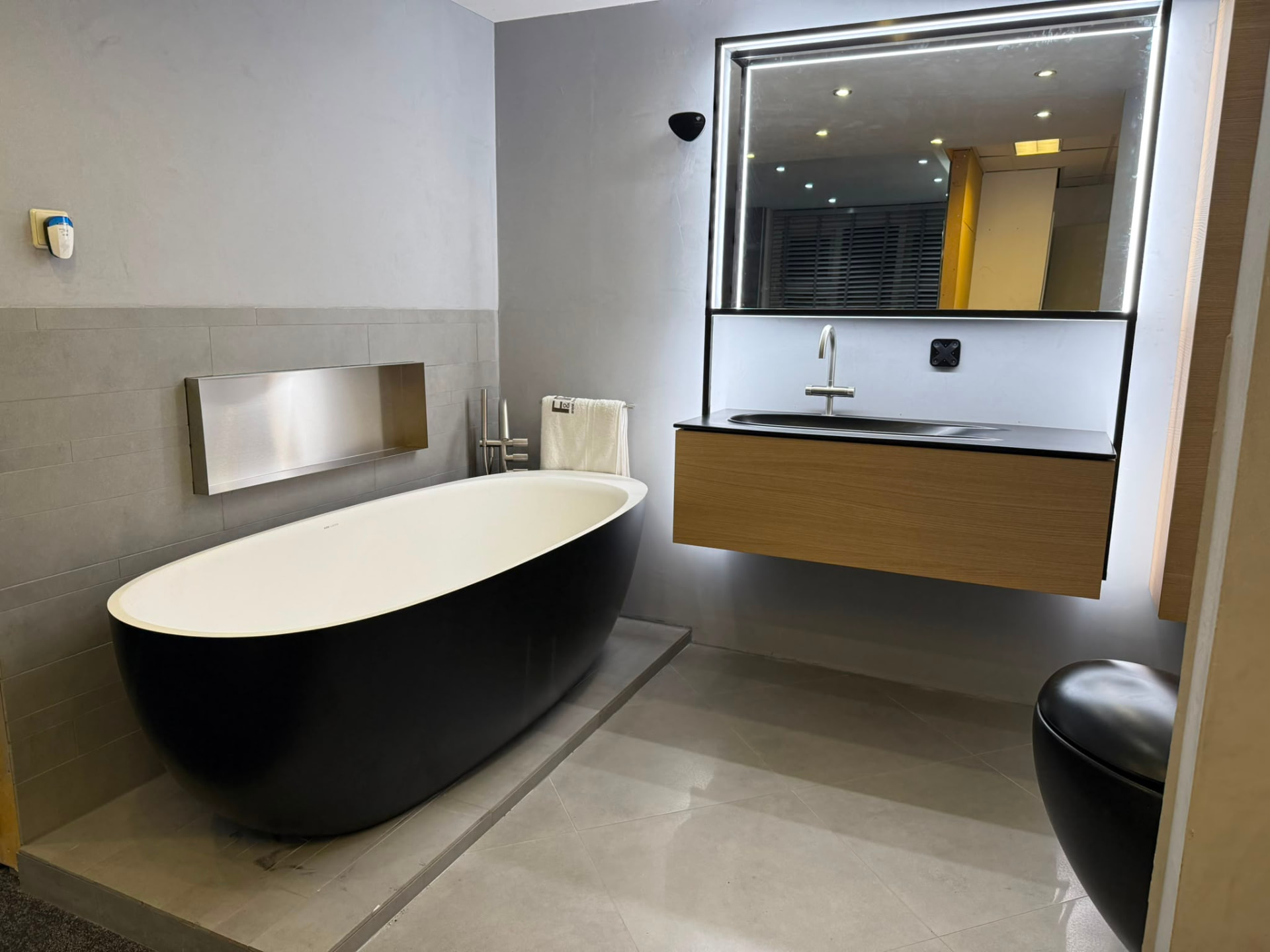 Vrijstaand mat zwart bad met wastafelmeubel in onze showroom
