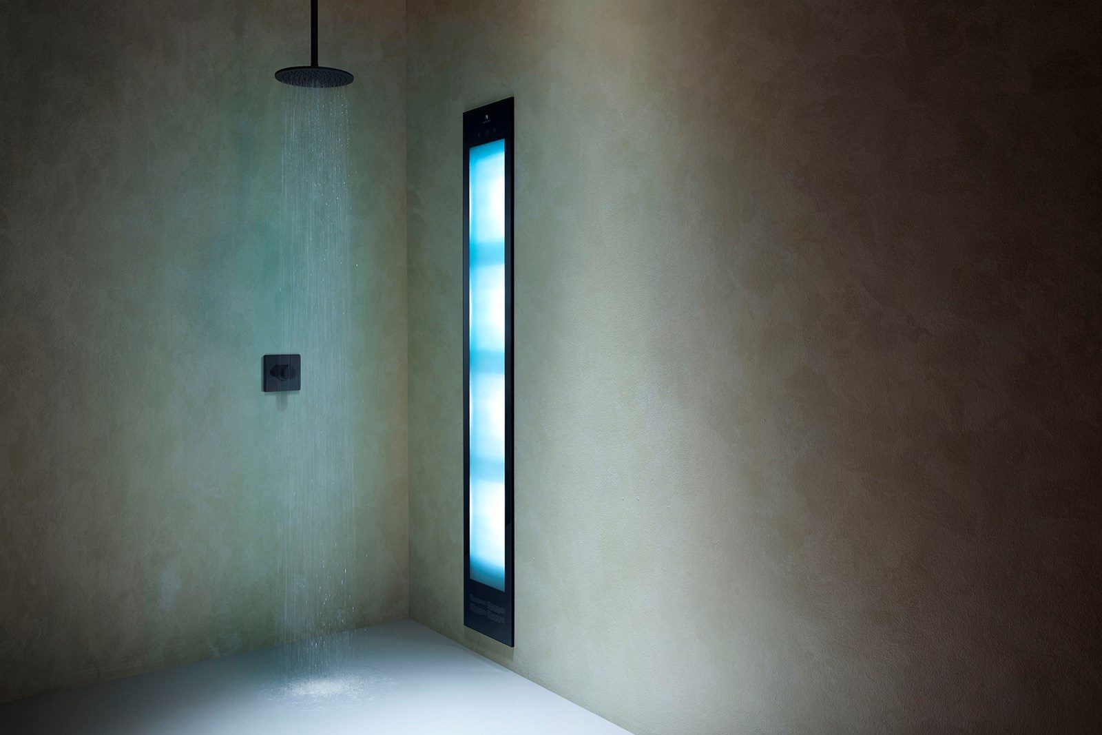 Sunshower Deluxe in zwarte uitvoering in een moderne badkamer.