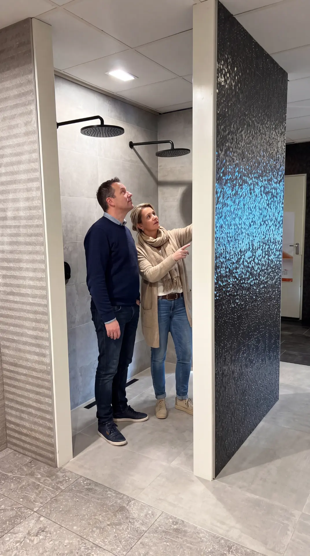 Stel bekijkt inloopdouche in de showroom